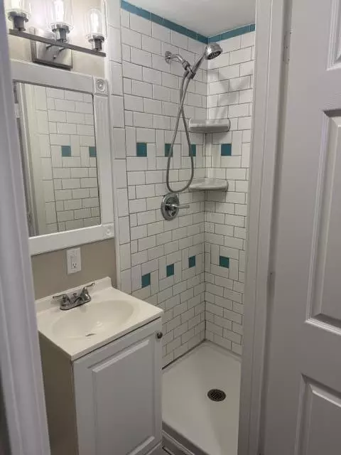 Bath - 836 Concord, Jackson, MI 49202 photo 3 of 4