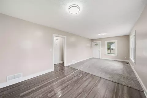 Living - 836 Concord, Jackson, MI 49202 photo 4 of 4