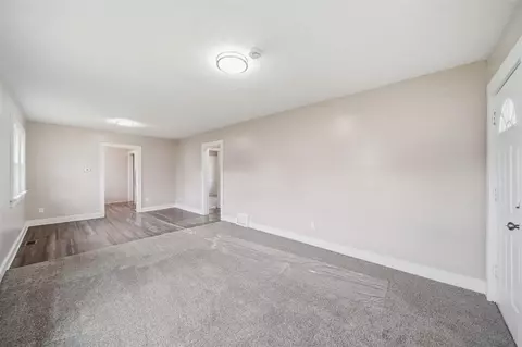 Living - 836 Concord, Jackson, MI 49202 photo 2 of 4