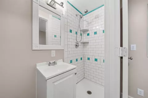 Bath - 836 Concord, Jackson, MI 49202 photo 3 of 3