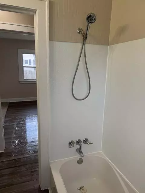 Bath - 836 Concord, Jackson, MI 49202 photo 2 of 4
