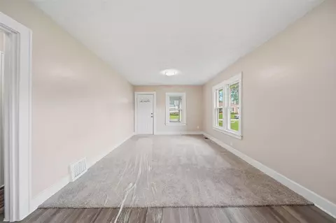 Living - 836 Concord, Jackson, MI 49202 photo 1 of 4