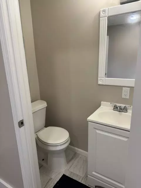 Bath - 836 Concord, Jackson, MI 49202 photo 4 of 4