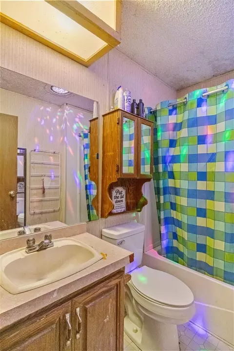 Bath - 1778 N Spruce, White Cloud, MI 49349 photo 1 of 4