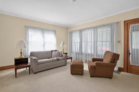 Living - 403 S Wisner, Jackson, MI 49203 photo 2 of 6