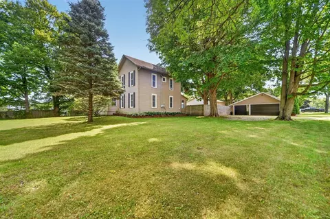 806 Jordan Lk, Lake Odessa, MI 48849