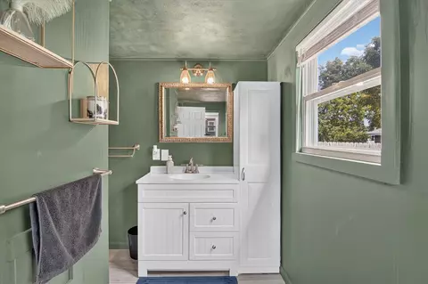 Bath - 813 Backus, Jackson, MI 49202 photo 1 of 2