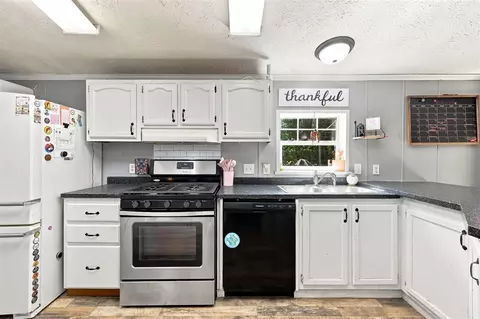 Kitchen - 7460 Pine Rdg, Belding, MI 48809 photo 3 of 4
