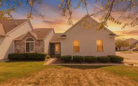 860 Knollwood, South Lyon, MI 48178