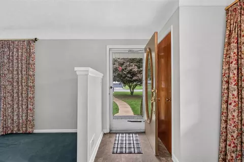 Entry Way - 1521 Jericho, Jackson, MI 49203 photo 1 of 2
