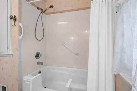 Bath - 1521 Jericho, Jackson, MI 49203 photo 2 of 5