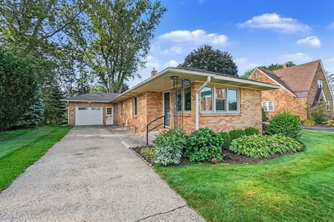 24 E 32nd, Holland, MI 49423