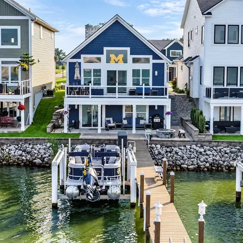 303 Terrace Pt, Muskegon, MI 49440