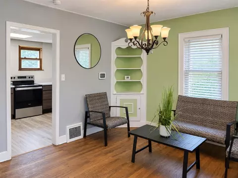 Living - 3039 Overhill, Jackson, MI 49203 photo 7 of 9