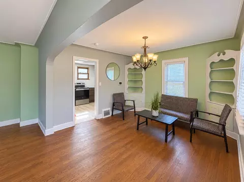 Living - 3039 Overhill, Jackson, MI 49203 photo 4 of 9