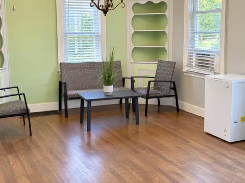 Living - 3039 Overhill, Jackson, MI 49203 photo 6 of 9