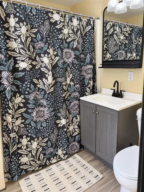 Bath - 3039 Overhill, Jackson, MI 49203 photo 2 of 3