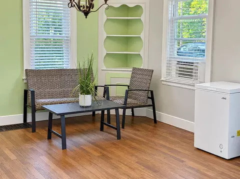 Living - 3039 Overhill, Jackson, MI 49203 photo 3 of 9