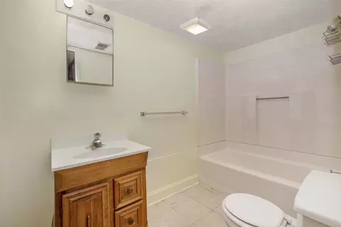 Bath - 209 E Mount Hope, Lansing, MI 48910 photo 2 of 2