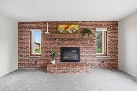 Living - 1829 N Sandstone, Jackson, MI 49201 photo 2 of 6