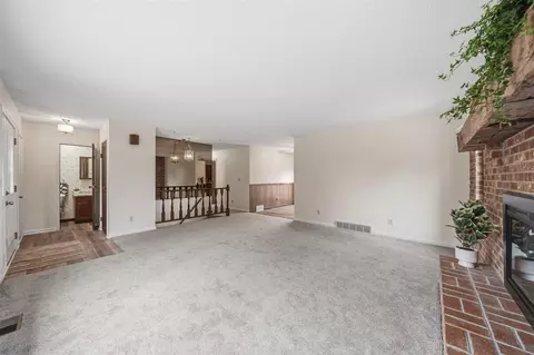 Living - 1829 N Sandstone, Jackson, MI 49201 photo 4 of 6