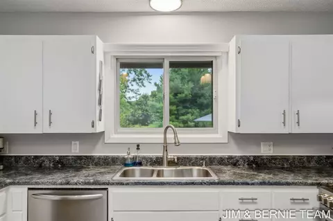 Kitchen - 18019 Mohawk, Spring Lake, MI 49456 photo 3 of 9