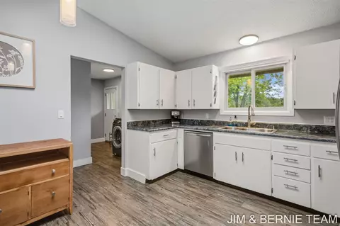 Kitchen - 18019 Mohawk, Spring Lake, MI 49456 photo 1 of 9