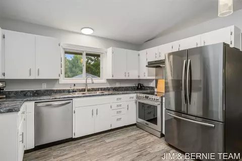 Kitchen - 18019 Mohawk, Spring Lake, MI 49456 photo 2 of 9