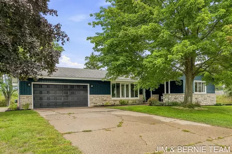 Exterior - 18019 Mohawk, Spring Lake, MI 49456 photo 2 of 14