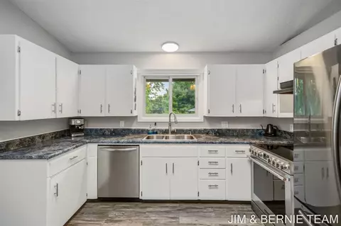 Kitchen - 18019 Mohawk, Spring Lake, MI 49456 photo 8 of 9