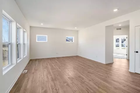 Living - 6225 Comiskey, Stevensville, MI 49127 photo 2 of 4