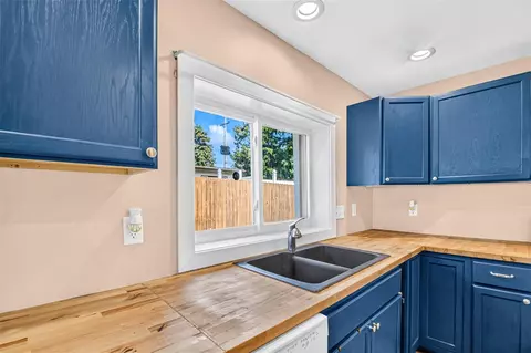 Kitchen - 887 Bryant, Jackson, MI 49202 photo 3 of 5