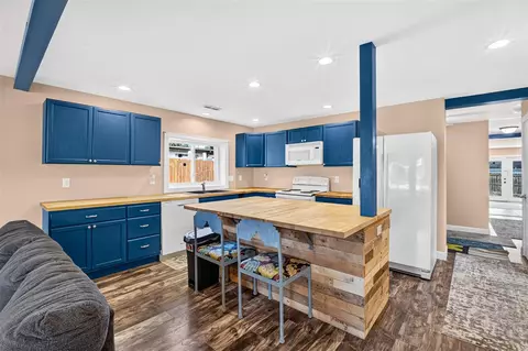 Kitchen - 887 Bryant, Jackson, MI 49202 photo 1 of 5