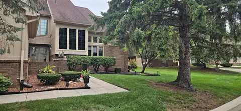 37676 N Laurel Park #70, Livonia, MI 48152