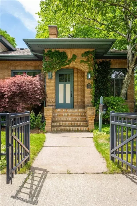 1009 Breton, East Grand Rapids, MI 49506