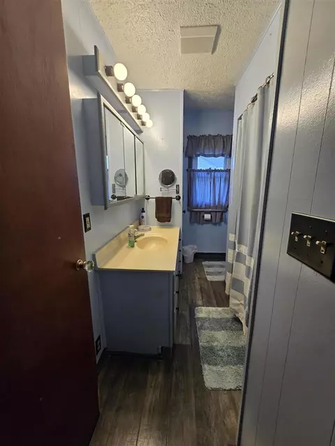 Bath - 737 Royal, Jackson, MI 49202 photo 2 of 7