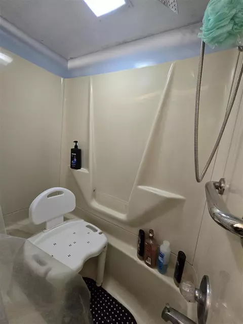 Bath - 737 Royal, Jackson, MI 49202 photo 5 of 7