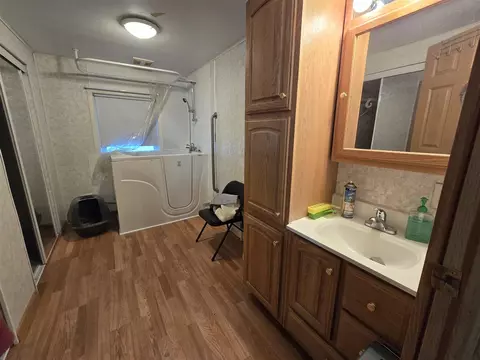 Bath - 737 Royal, Jackson, MI 49202 photo 1 of 7