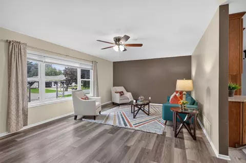 Living - 332 Cherokee, Jackson, MI 49202 photo 2 of 5
