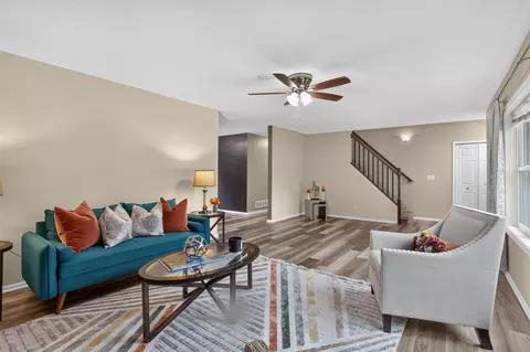 Living - 332 Cherokee, Jackson, MI 49202 photo 3 of 5