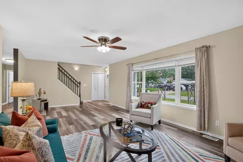 Living - 332 Cherokee, Jackson, MI 49202 photo 5 of 5
