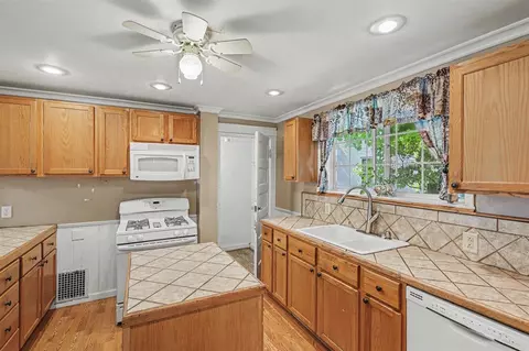 Kitchen - 113 N Gorham, Jackson, MI 49202 photo 2 of 5