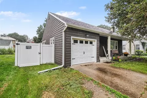 Exterior - 724 Crescent, Jackson, MI 49203 photo 6 of 9