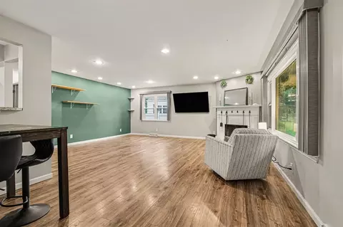 Living - 724 Crescent, Jackson, MI 49203 photo 3 of 3