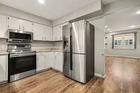 Kitchen - 724 Crescent, Jackson, MI 49203 photo 2 of 3