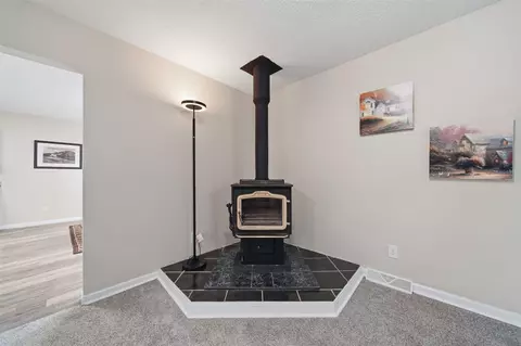 Living - 1512 Joy, Jackson, MI 49203 photo 4 of 5