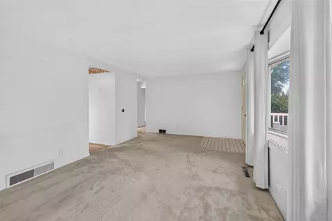 Living - 2921 Overhill, Jackson, MI 49203 photo 3 of 8