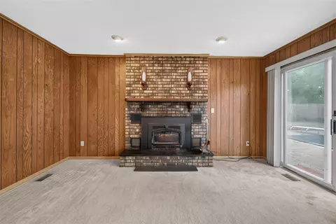 Living - 2921 Overhill, Jackson, MI 49203 photo 6 of 8