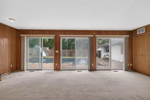 Living - 2921 Overhill, Jackson, MI 49203 photo 7 of 8