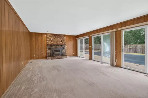 Living - 2921 Overhill, Jackson, MI 49203 photo 5 of 8